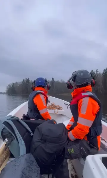 Team ute på uppdrag med båt